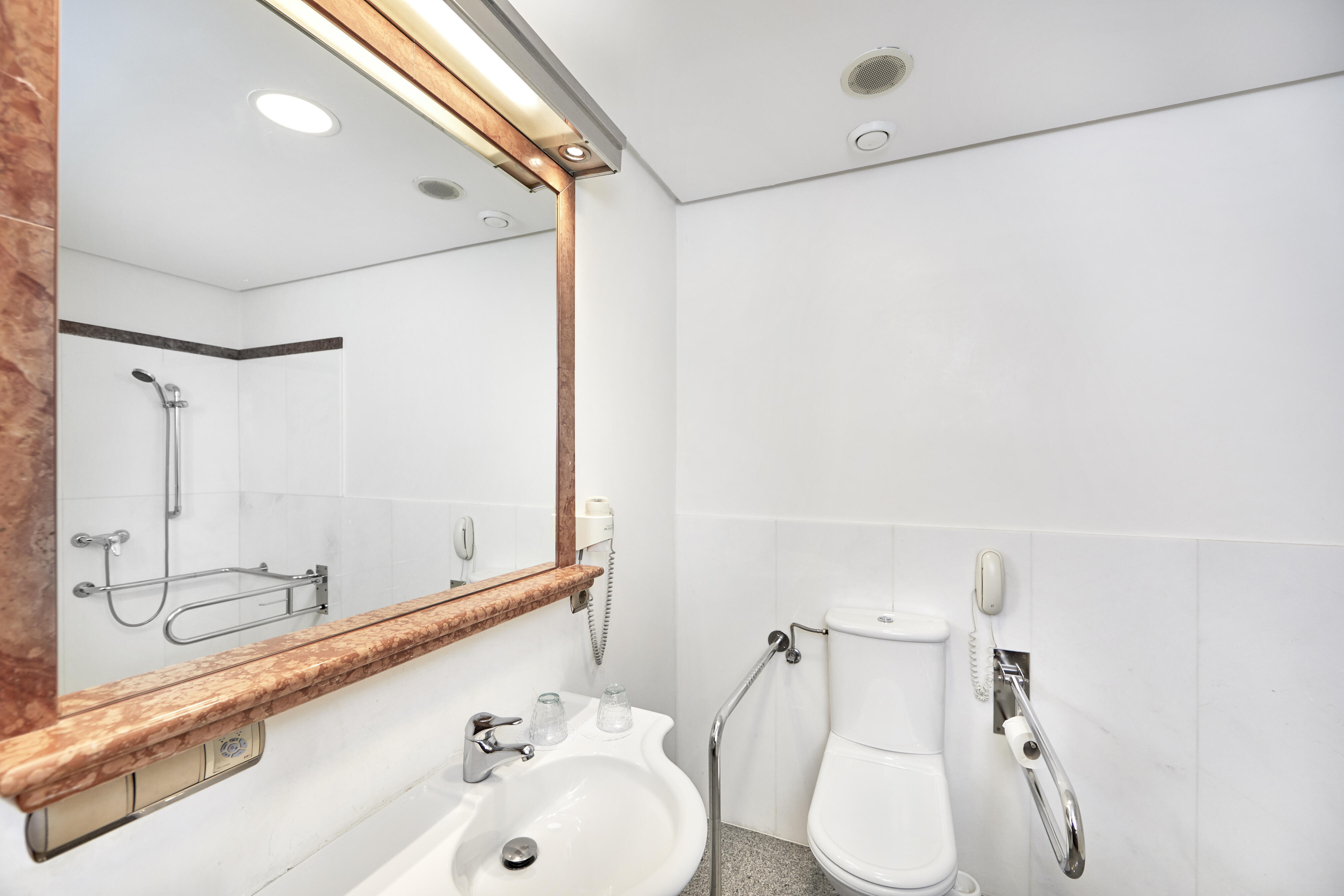 doble22 minusvalidos baño.jpg